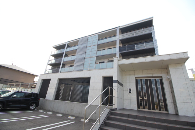 建物外観　オートロック、防犯カメラ、宅配ＢＯＸ、エントランス内に屋根付