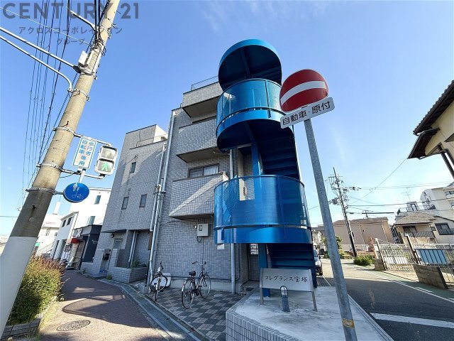 建物外観　敷地内に住居者専用のゴミ置き場あります♪
