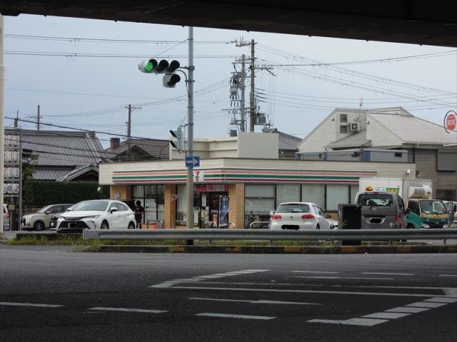 コンビニ　セブンイレブン（コンビニ）まで837m