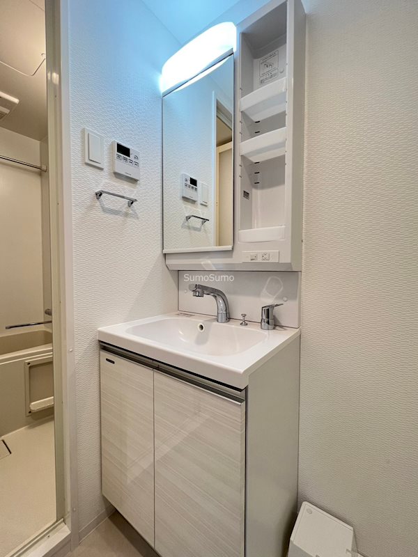洗面設備　明るい洗面所です