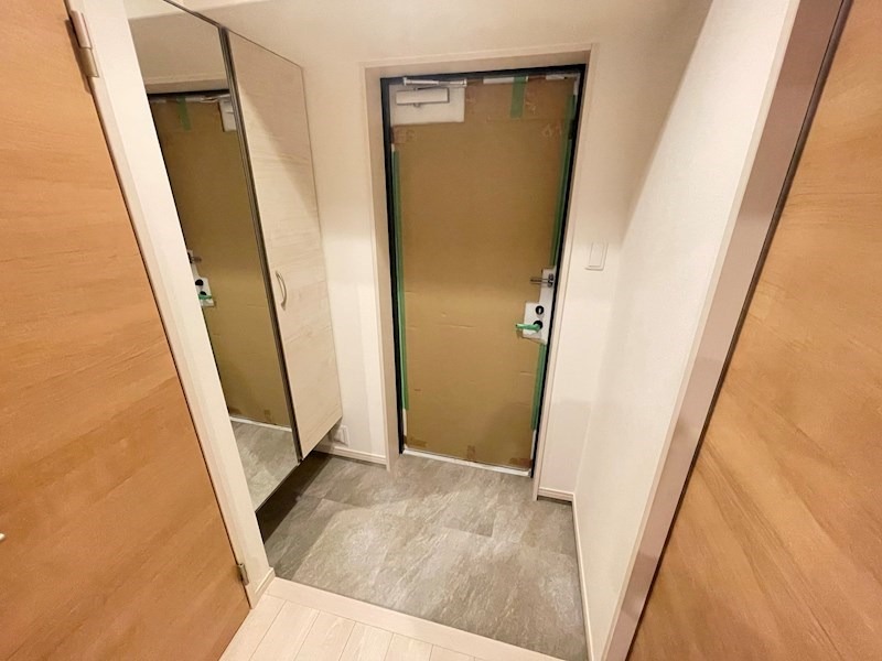 玄関　同物件別部屋写真