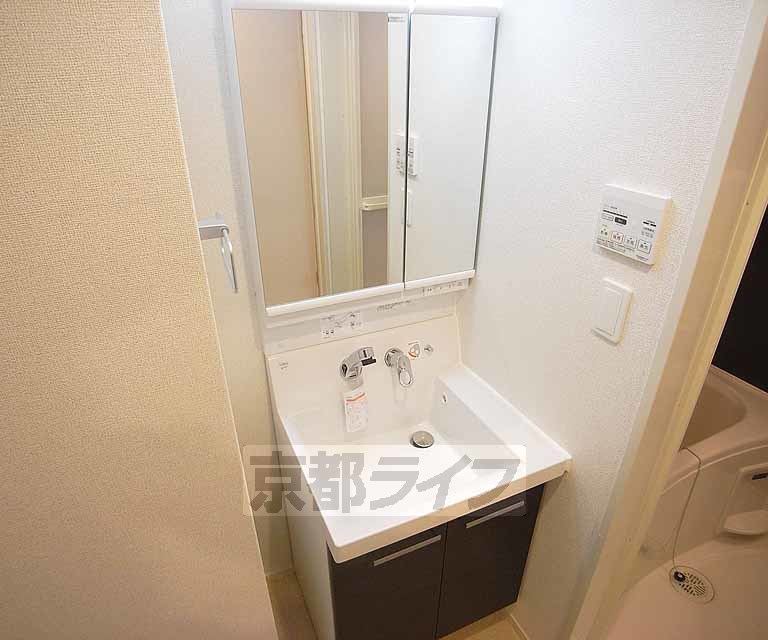 洗面設備　独立洗面台付きです。