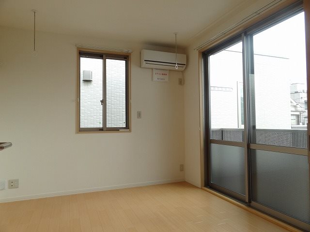 居室・リビング　2階の角部屋☆