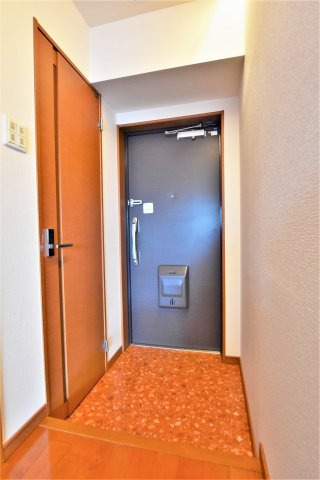 玄関　同物件同間取り、別室の内装写真です。