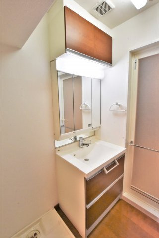 洗面設備　同物件同間取り、別室の内装写真です。