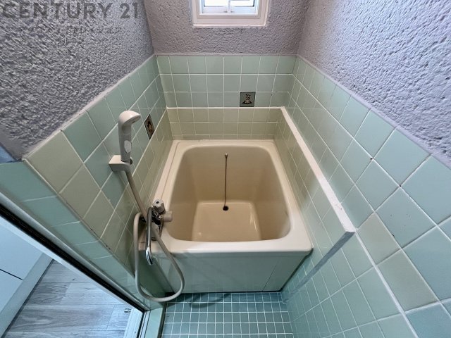 バス・シャワールーム　浴室には換気のできる窓付き♪
