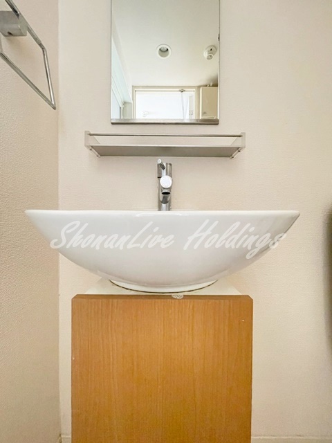 洗面設備　明るい洗面所です