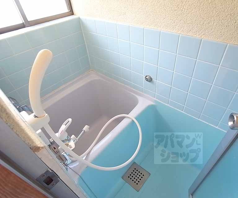 バス・シャワールーム　コンパクトでかわいいタイル張りのお風呂。