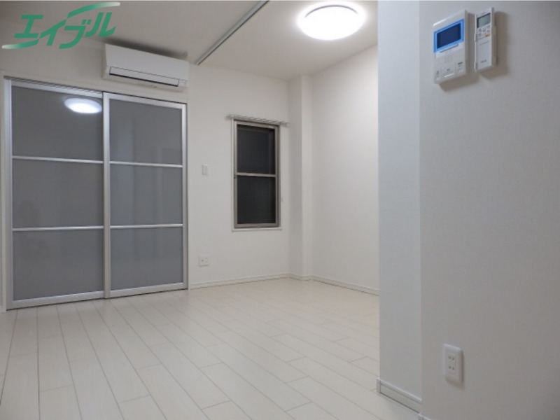 居室・リビング　同物件別室写真