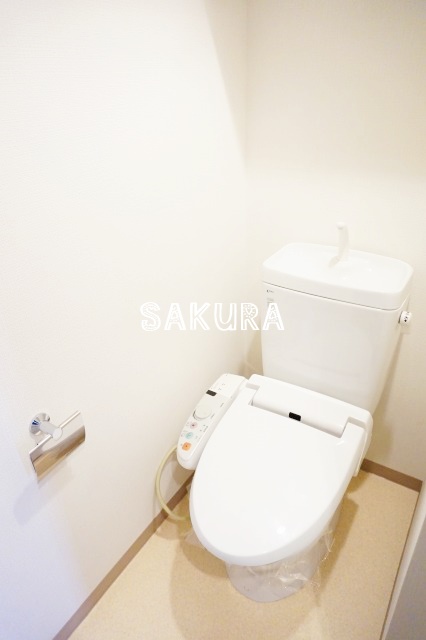 トイレ　嬉しい温水洗浄便座♪落ち着いた色調のトイレです♪