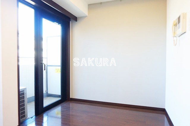 居室・リビング　こちらのリビングで趣味の時間をお楽しみください♪使いやすい形