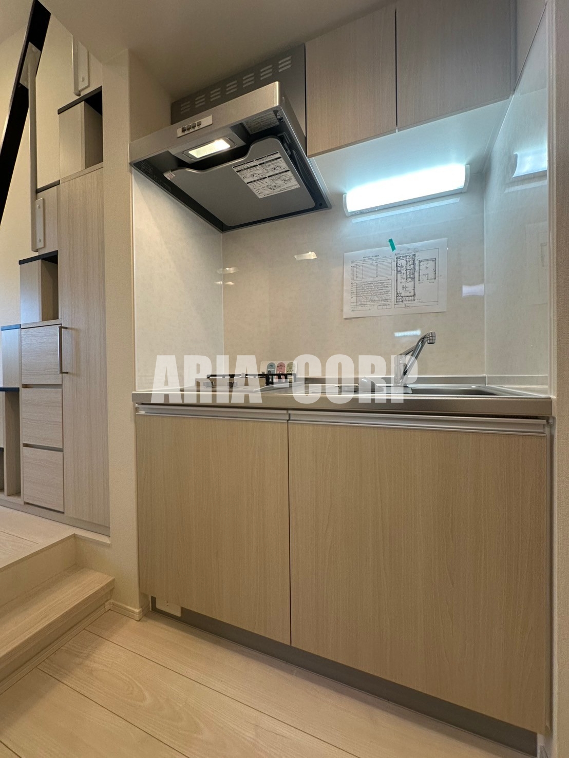 キッチン　人気の２口コンロ、お料理や洗い物時に役立つ補助プレート付です