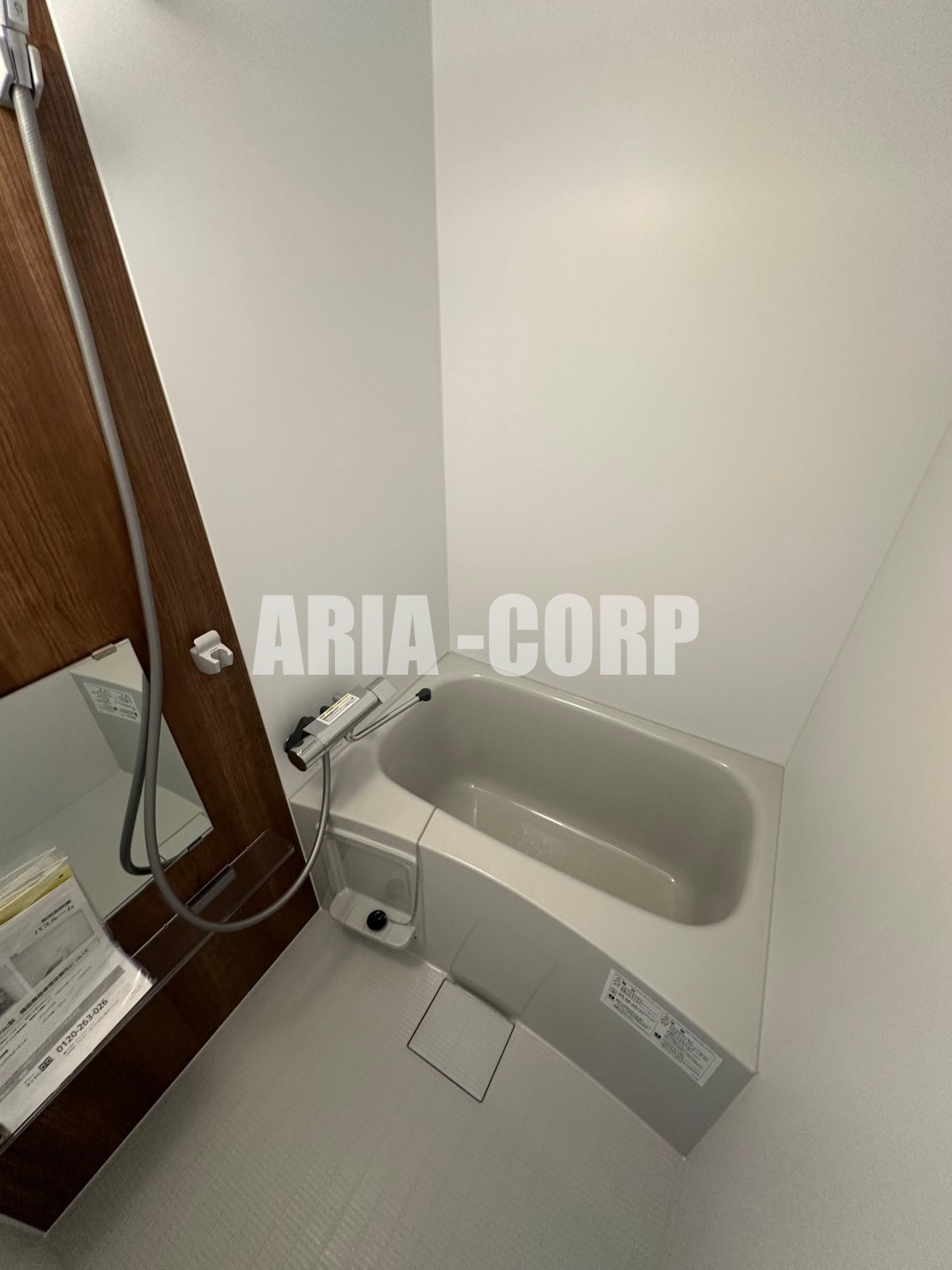 バス・シャワールーム　浴室乾燥機付き。カラーパネル採用でお洒落なバスルームです。