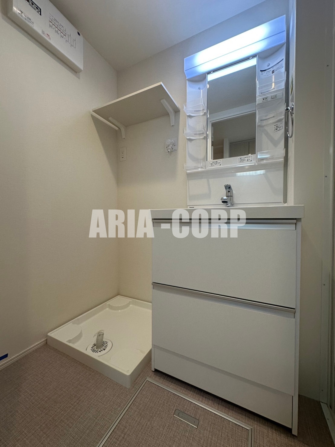 洗面設備　独立洗面台。シャワーヘッドタイプで洗髪や手入れに◎です