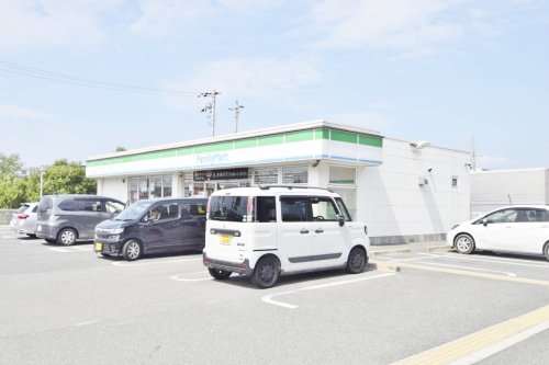 コンビニ　ファミリーマート羽曳野新町店（コンビニ）まで559m