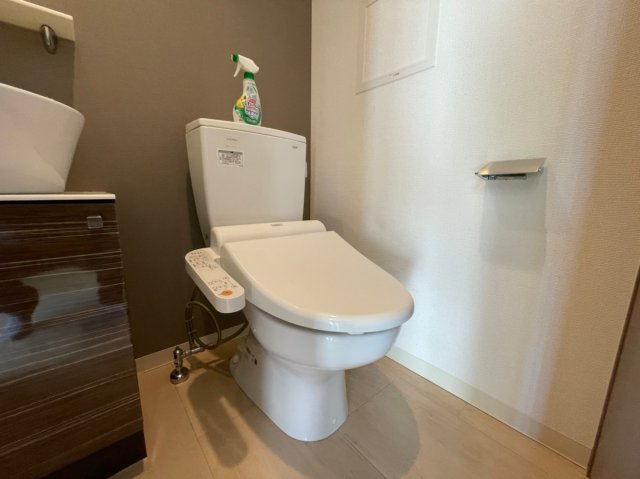 トイレ　(参考)同マンション反転タイプの間取り部屋写真