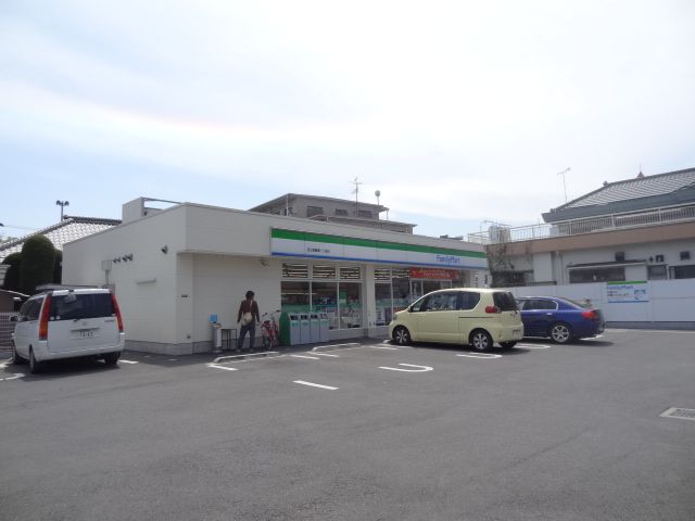 コンビニ　ファミリーマート（コンビニ）まで210m