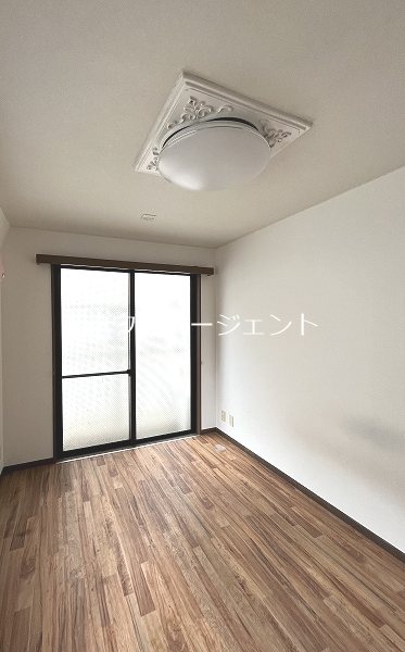 居室・リビング　明るいお部屋です※参考写真は別号室です。