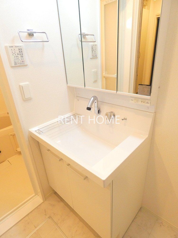 洗面設備　お洒落な洗面化粧台です