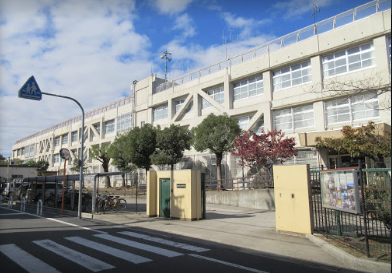 中学校　東大阪市立弥刀中学校（中学校）まで569m