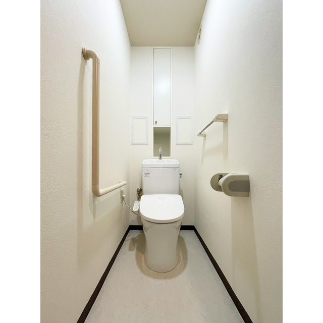 トイレ　落ち着いた色調のトイレです