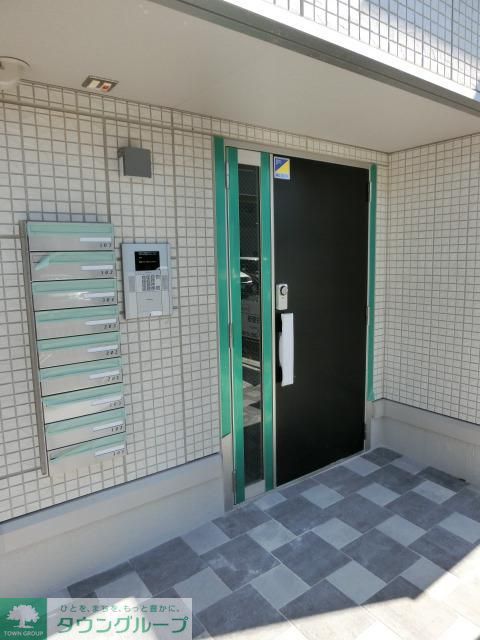 エントランス　エントランスにはオートロックつきですよ