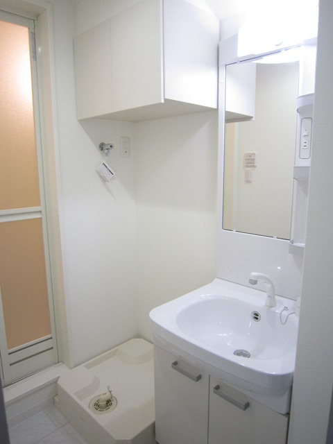 洗面設備　独立洗面台、小物を置くことができて便利です