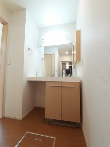 洗面設備　ゆったりとスペースのある洗面所