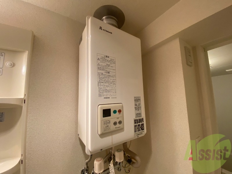 その他設備　給湯器は簡単操作で温度調整ができますよ。
