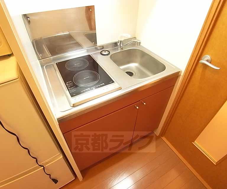 キッチン　２口ＩＨコンロ付きです。