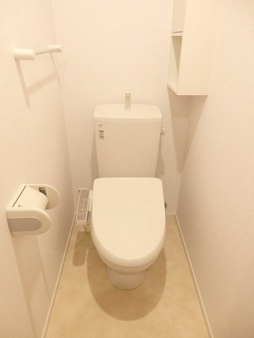トイレ　落ち着いた色調のトイレです