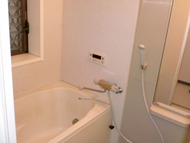 バス・シャワールーム　追い炊き機能も付いて綺麗な浴槽です。