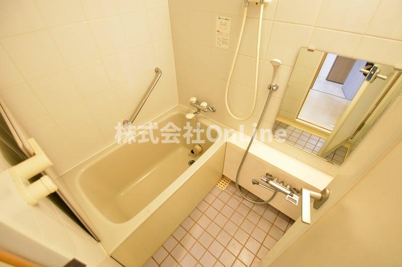 バス・シャワールーム　コンパクトで使いやすいお風呂です