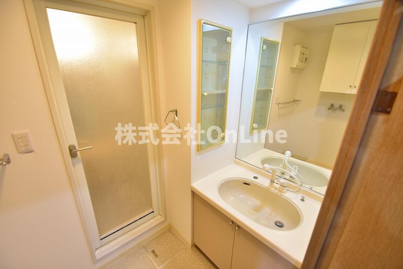 洗面設備　ゆったりとスペースのある洗面所