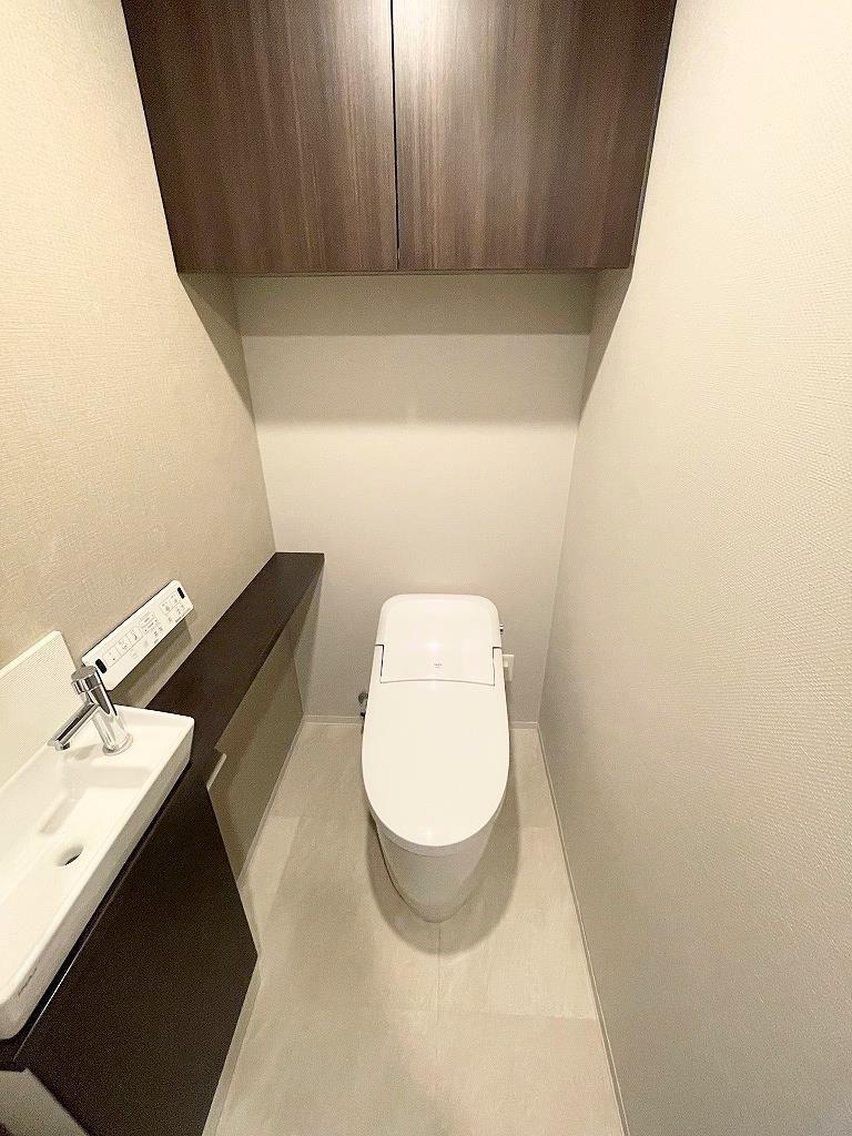 トイレ　温水暖房洗浄便座