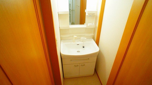 洗面設備　明るい洗面所です