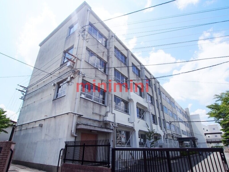 中学校　高槻市立第六中学校（中学校）まで605m