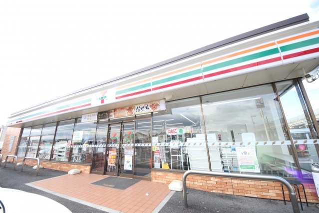 コンビニ　セブンイレブン葛城中戸店（コンビニ）まで810m