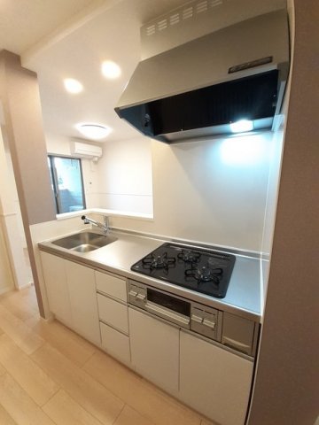 キッチン　3口コンロ・グリル付のシステムキッチンです♪