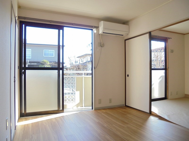 居室・リビング　写真は102号室です（参考）