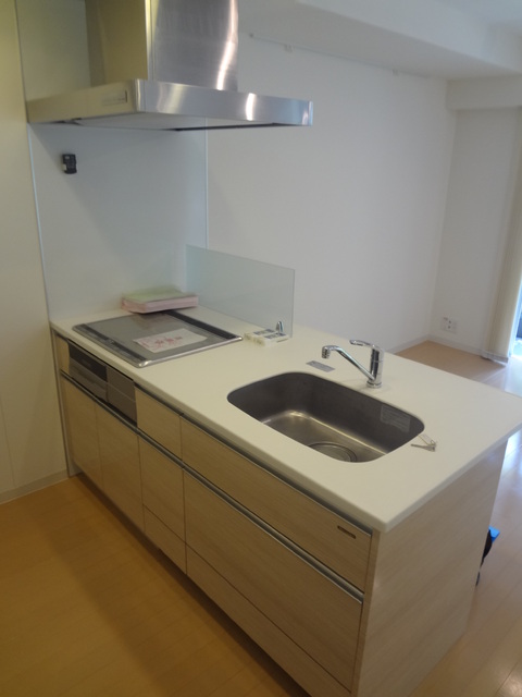 キッチン　★コンロ：２口ＩＨ・１口ラジエントヒーター