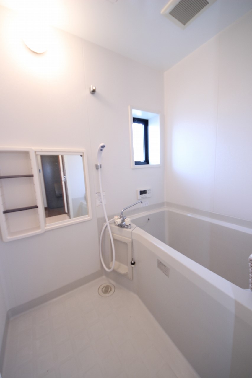 バス・シャワールーム　落ち着いた空間のお風呂です