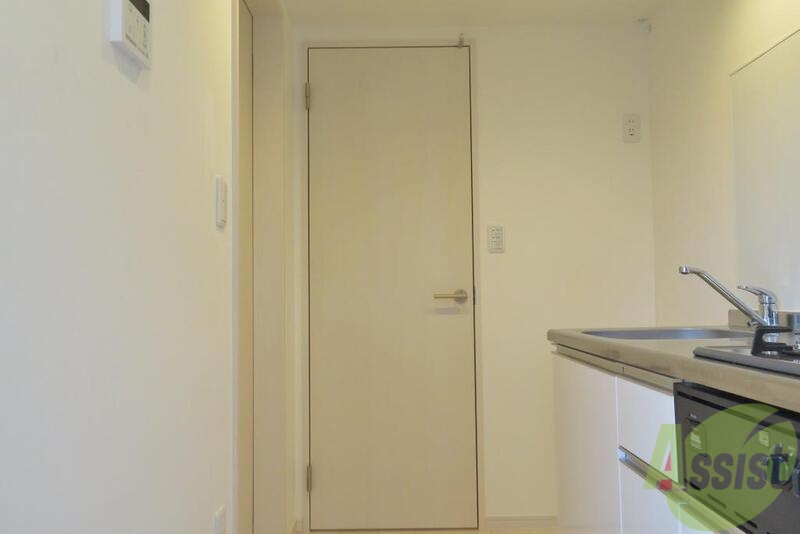 玄関　リビング方向から玄関側を撮影してみました。