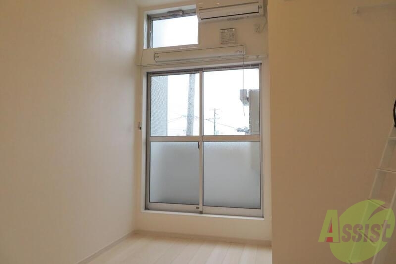 居室・リビング　リビングは６帖の洋室で、南向きなので陽当たりも良さそうです。