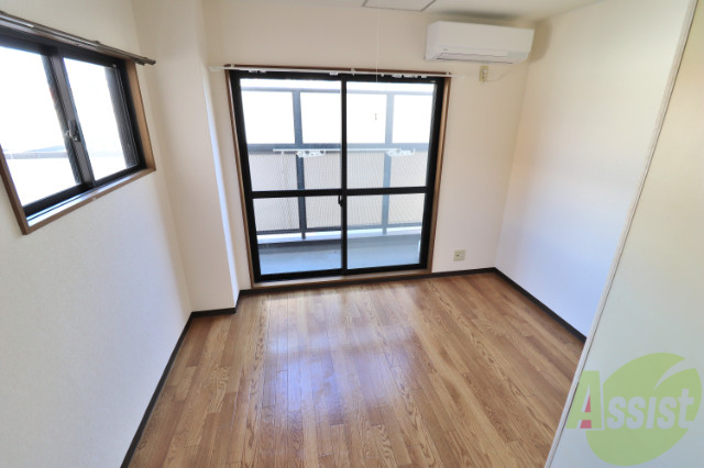 居室・リビング　大きな窓で明るいお部屋！