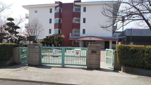 小学校　老松小学校（小学校）まで947m