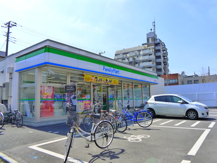 コンビニ　ファミリーマート（コンビニ）まで500m