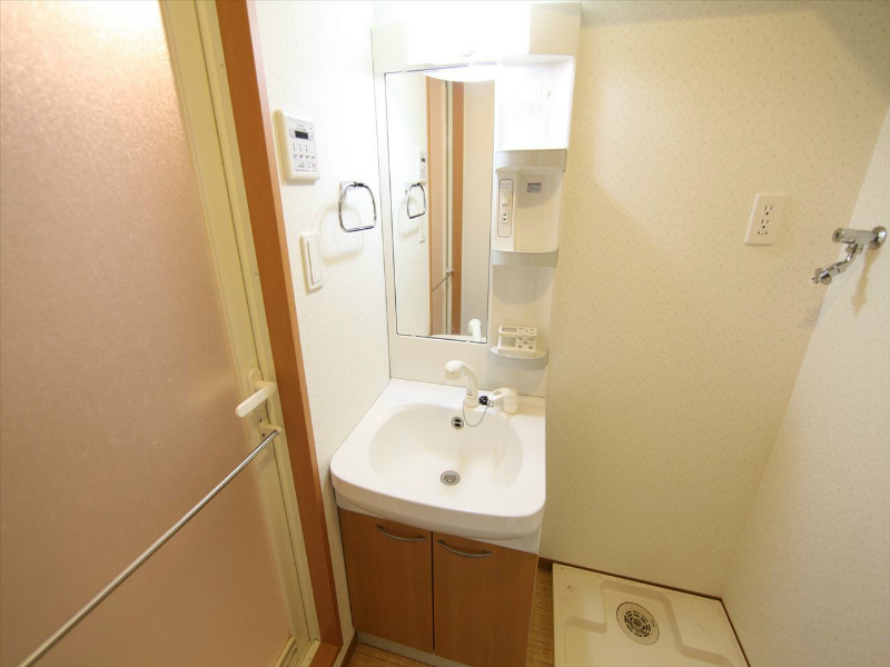 洗面設備　脱衣所　独立洗面台（シャンプードレッサー付）収納スペース有