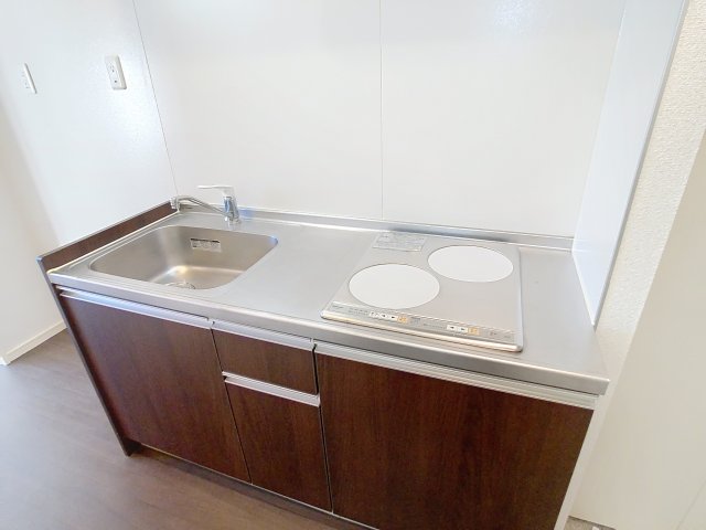 キッチン　掲載写真は同型モデルを掲載しており実際のお部屋と仕様等が異な