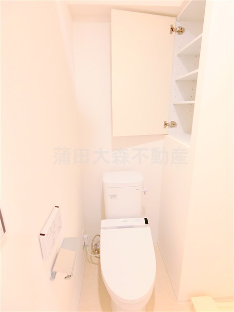 トイレ　棚収納と温水洗浄便座付きのトイレ